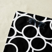 Zwart-wit cirkelpatroon met monogram strandlaken (In situ)