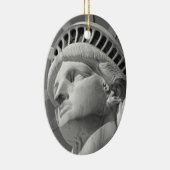 Zwart-wit close-up beeld van vrijheid keramisch ornament (Rechts)