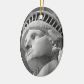 Zwart-wit close-up beeld van vrijheid keramisch ornament (Links)