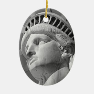 Zwart-wit close-up beeld van vrijheid keramisch ornament