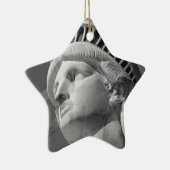 Zwart-wit close-up beeld van vrijheid keramisch ornament (Rechts)