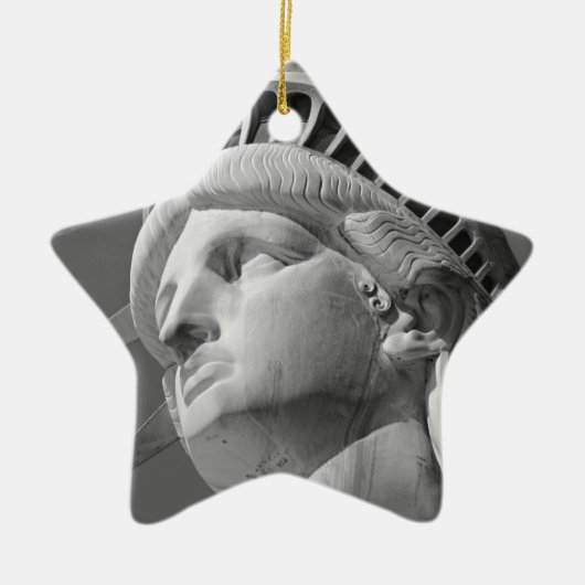 Zwart-wit close-up beeld van vrijheid keramisch ornament (Voorkant)