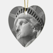 Zwart-wit close-up beeld van vrijheid keramisch ornament (Links)