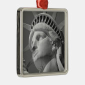 Zwart-wit close-up beeld van vrijheid metalen ornament (Rechts)