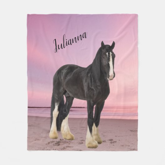Zwart-wit Clydesdale op strand bij zonsondergang Fleece Deken (Voorkant)