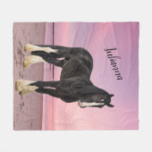 Zwart-wit Clydesdale op strand bij zonsondergang Fleece Deken (Voorkant (Horizontaal))