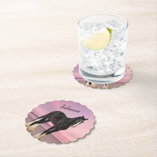 Zwart-wit Clydesdale op strand bij zonsondergang Kartonnen Onderzetters (Insitu)