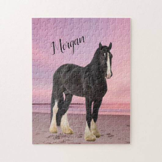 Zwart-wit Clydesdale op strand bij zonsondergang Legpuzzel (Verticaal)