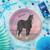 Zwart-wit Clydesdale op strand bij zonsondergang Papieren Bordje (Feest)