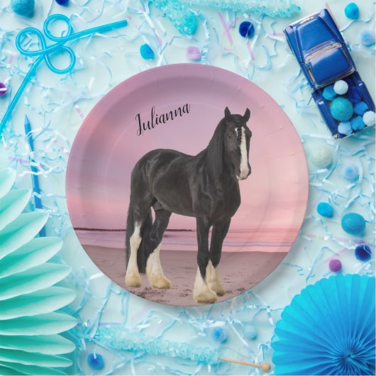 Zwart-wit Clydesdale op strand bij zonsondergang Papieren Bordje (Feest)