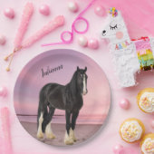 Zwart-wit Clydesdale op strand bij zonsondergang Papieren Bordje (Feest)