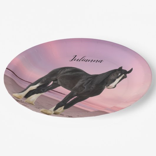 Zwart-wit Clydesdale op strand bij zonsondergang Papieren Bordje (Gekanteld)