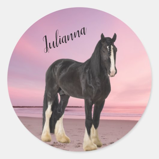 Zwart-wit Clydesdale op strand bij zonsondergang Ronde Sticker (Voorkant)
