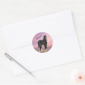Zwart-wit Clydesdale op strand bij zonsondergang Ronde Sticker (Envelop)