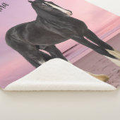 Zwart-wit Clydesdale op strand bij zonsondergang Sherpa Deken (3/4)