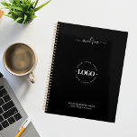 Zwart Wit Custom Logo Business Professional 2025 Planner<br><div class="desc">Deze elegante planner zou geweldig zijn voor zowel persoonlijk als professioneel gebruik. Voeg eenvoudig uw gegevens toe door op de optie "personaliseren" te klikken.</div>