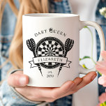 Zwart-wit Custom Name Dart Queen Coffee Mok<br><div class="desc">De Black and White Family Custom Name Dart Queen Coffee Mok is een stijlvol en praktisch cadeau dat een pThe Black and White Custom Name Dart Master Coffee Mok is een uniek en gepersonaliseerd cadeau idee voor dart liefhebbers of familieleden die genieten van games. Het aangepaste ontwerp, met een strak...</div>
