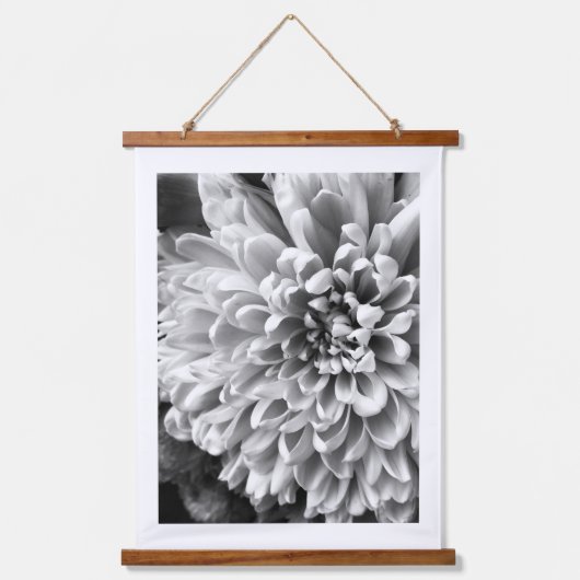 Zwart-wit dahlia close-up print hangend wandkleed (Voorkant)