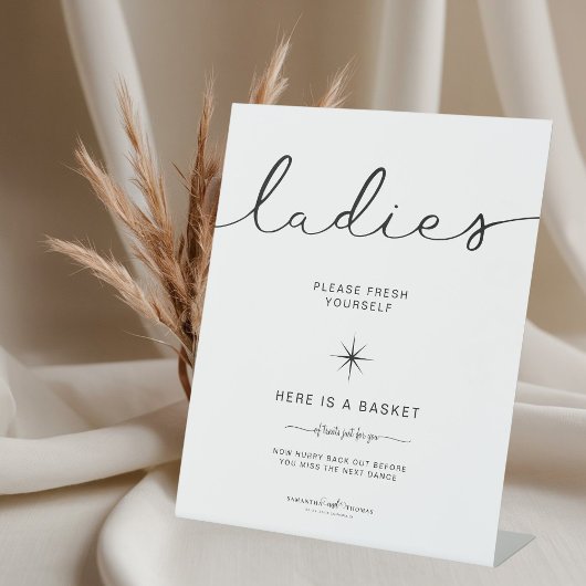 Zwart-wit dames Badkamer Mand Trouwen Reclamebord Met Voetstuk