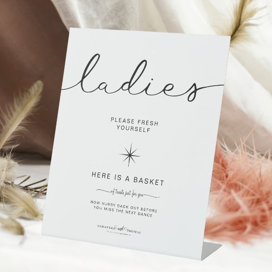 Zwart-wit dames Badkamer Mand Trouwen Reclamebord Met Voetstuk