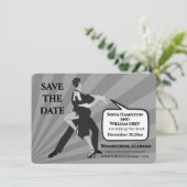 Zwart-wit dansend koppel slaat de datum op kaart (Staand voorkant)