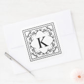 Zwart-wit decoratief frame met aangepast monogram vierkante sticker (Envelop)