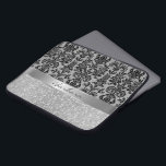 Zwart wit diamantpatroon, wit diamantpatroon laptop sleeve<br><div class="desc">Zwarte dampen met ruitvormig glitterpatroon op de achtergrond en zilverglitter op de bodem.</div>
