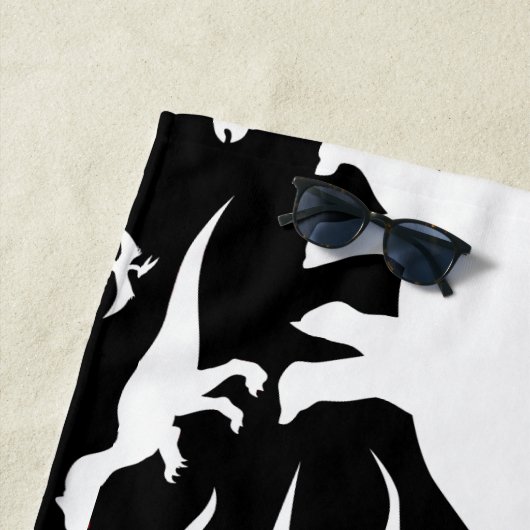 Zwart-wit dinosauruspatroon strandlaken (In situ)