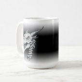 Zwart & Wit Dragon Skull D20 Dice Board Gamer Koffiemok (Voorkant links)