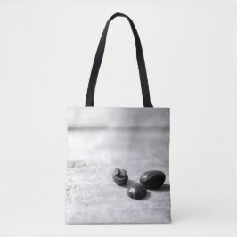 Zwart-wit drie koffiebonen op een krat tote bag