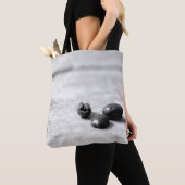 Zwart-wit drie koffiebonen op een krat tote bag (Dichtbij)