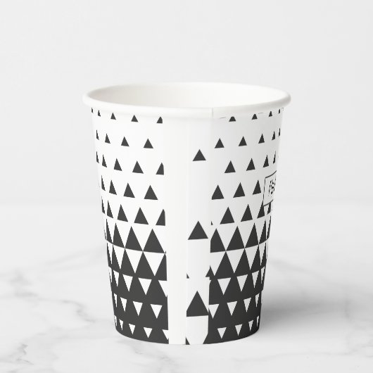 Zwart wit driehoekspatroon geometrische vormen papieren bekers (Rechts)