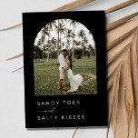 Zwart Wit Eenvoudig Strand Bruiloft Save the Date<br><div class="desc">Onze save the date kaarten zijn een perfecte weerspiegeling van de charme van de kust en de natuurlijke schoonheid van het strand bruiloften. De voorkant heeft een boogfoto die is aangepast met uw favoriete verloving foto. Een eenvoudige typografie ontwerp leest "Sandy Toes Salty Kisses" het instellen van de toon voor...</div>