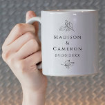 Zwart Wit Elegant Bruiloft Bladeren Namen Datum Koffiemok<br><div class="desc">Elegant zwart-wit bruiloft koffie mok ontwerp heeft de namen van het paar en de datum van het evenement in een prachtige klassieke serif lettertype in verfijnd zwart op een heldere witte achtergrond. Verse traditionele samenstelling is verfraaid met decoratieve botanische bladeren. Het ontwerp herhaalt zich zodat het zichtbaar is wanneer het...</div>