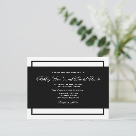 Zwart-wit Elegant Script Wedding Briefkaart (Staand voorkant)