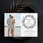 Zwart & Wit Elegant Wildflower bruiloft foto Save The Date<br><div class="desc">Deze elegante bruiloft bewaar de datum kaart beschikt over wilde bloemen silhouet krans met uw foto en koppels initialen op de rug. Voor meer geavanceerde aanpassing van dit ontwerp,  klikt u op de BLUE DESIGN TOOL BUTTON hierboven!</div>