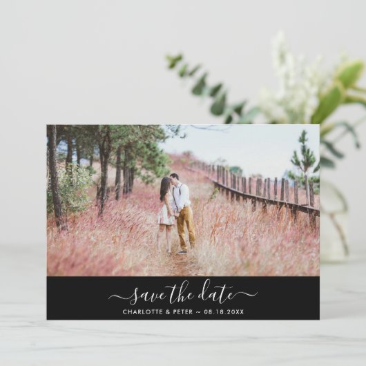 Zwart-wit elegante script trouwfoto save the date (Staand voorkant)