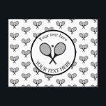 zwart & wit elegante tennisrackets briefkaart<br><div class="desc">Minimalistische tennisrackets en balldesign geschenken in preppy zwart-wit kleuren. Eenvoudig,  minimalistisch cadeau voor uw tenniscoach of tennisteam cadeau voor een tennisspeler. Trendy tennis spelers gepersonaliseerd briefkaart</div>