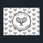 zwart & wit elegante tennisrackets briefkaart<br><div class="desc">Minimalistische tennisrackets en balldesign geschenken in preppy zwart-wit kleuren. Eenvoudig,  minimalistisch cadeau voor uw tenniscoach of tennisteam cadeau voor een tennisspeler. Trendy tennis spelers gepersonaliseerd briefkaart</div>