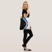 Zwart Wit en Blauw Moderne Curven met Monogram Tote Bag (Op model)
