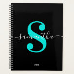 Zwart wit en Bright Turquoise Modern monogram Planner<br><div class="desc">Een monogram in een witte trendy stijl moderne kalligrafie in combinatie met een helder turquoise modern lettertype. Verhoog of verminder de doopvontgrootte zoals nodig voor uw monogram. Pas de minimalistische stevige zwarte achtergrondkleur aan. Houd het de datumformaat van het schooljaar, of verandering aan uw behoeften. Zwarte, witte en levendige turquoise...</div>