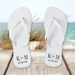 Zwart Wit en Goud Modern Trouw Monogram Teenslippers<br><div class="desc">Op maat gedrukte sandalen met een hartje en uw monogram initiaal en trouwdatum. Klik op 'Aanpassen' om lettertypen en kleuren te wijzigen of voeg uw eigen afbeeldingen toe om een uniek ontwerp te maken!</div>