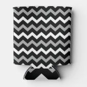 Zwart wit en grijs Chevron Print Patroon Blikjeskoeler (Voorkant)