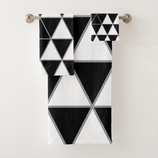 Zwart, wit en grijs geometrisch driehoekpatroon. bad handdoek (Insitu)