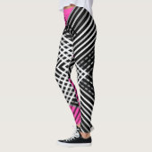 Zwart-wit en grijs verweven strepen op een leggings (Links)