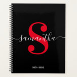 Zwart wit en helder rood modern monogram planner<br><div class="desc">Een gepersonaliseerd monogram in een witte trendy stijl moderne kalligrafie in combinatie met een helder rood elegant modern lettertype. Verhoog of verminder de doopvontgrootte zoals nodig voor uw monogram. Pas de minimalistische stevige zwarte achtergrondkleur aan. Houd het de datumformaat van het schooljaar, of verandering aan uw behoeften. Zwarte, witte en...</div>