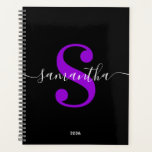 Zwart Wit en Paarse Moderne Stijl Monogram Planner<br><div class="desc">Een gepersonaliseerde monogram in een witte trendy stijl moderne kalligrafie gecombineerd met een helder paarse elegante moderne lettertype.
Vergroot of verklein het lettertype naar behoefte voor uw monogram.
Pas de minimalistische effen zwarte achtergrondkleur aan.
Behoud het datumformaat van het schooljaar, of wijzig het naar uw behoeften.</div>