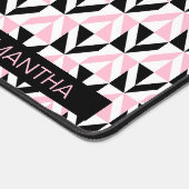 Zwart, wit en roze geometrisch patroon bureaumat (Hoek)