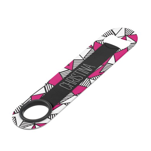 Zwart wit en roze gestreept driehoeksmonogram speed flessenopener (Voorkant Gekanteld)