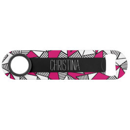 Zwart wit en roze gestreept driehoeksmonogram speed flessenopener